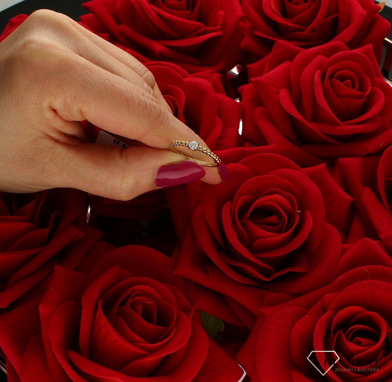 Złoty pierścionek 585 delikatne kuleczki z cyrkonią PI 5347 585.Złoty pierścionek w nietypowej odsłonie świetnie się sprawdzi na prezent z okazji urodzin, imienin czy rocznicy ślubu. Pierścionek można łączyć z inną biżuterią (4).jpg